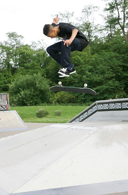 Lucien_Clarke_Nollie_Inward_Heelflip