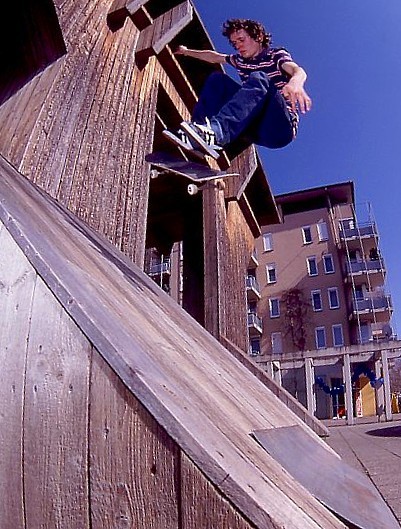 Sebi_SW_Kickflip_Bank_Freiburg_gerade