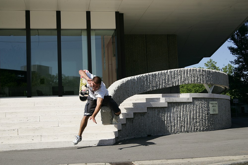 Julius_Lehmann_Boardslide_Bail_auf_der_ledge