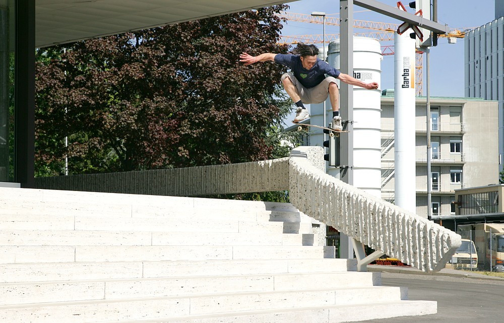 Sebastia_Fuhrer_Ollie_over_the _ledge_Basel_LQ