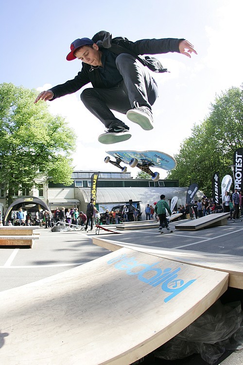 oliver_braun_nollie_fs_flip_lq.jpg