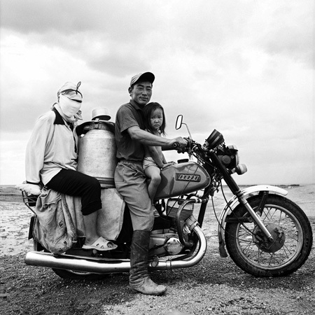 Family_on_motorbike_Bertran